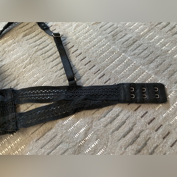 Victoria’s Secret - Black lace Push-Up Bra

Size: 34B - Picture 14 of 16